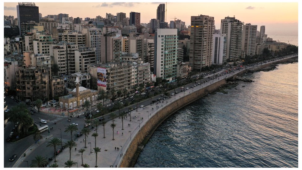 كورنيش البحر في بيروت حيث اعتاد الناس على التريض