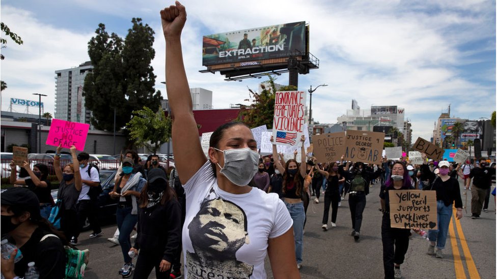 Miles de manifestaciones marchan en respuesta a la muerte de George Floyd en junio en Los Angeles, California.
