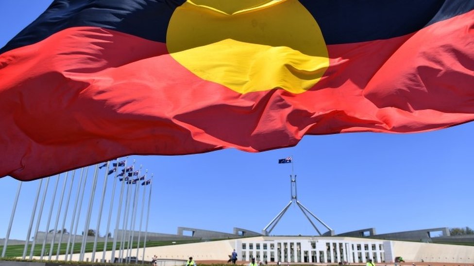Флаг аборигенов перед парламентом Австралии