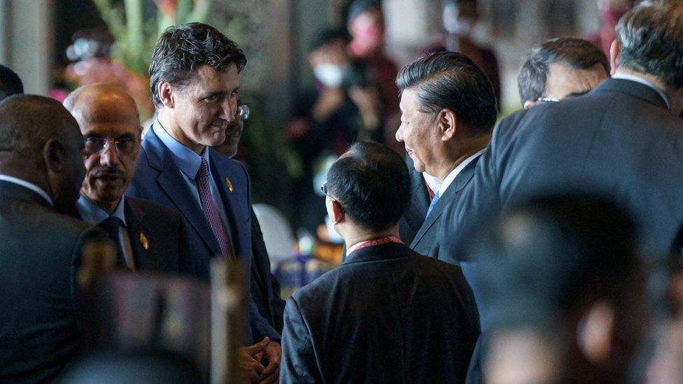 特魯多（中左）與習近平（中右）在印尼巴厘G20峰會會場外交談（加拿大總理府照片15/11/2022）