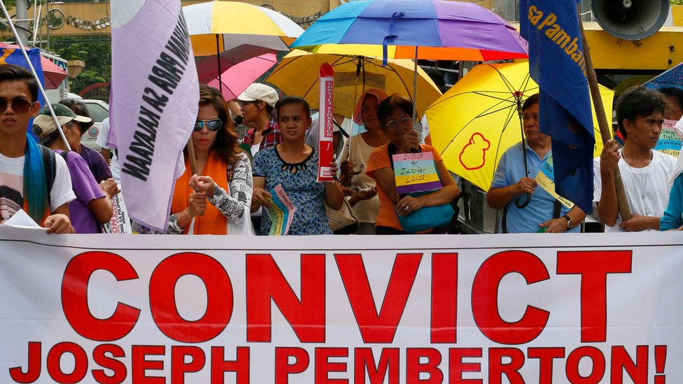 Протестующие демонстрируют плакаты во время митинга возле президентского дворца в Маниле в ожидании приговора PFC морской пехоты США. Джозеф Скотт Пембертон, обвиняемый в убийстве филиппинского трансгендера Дженнифер Лауд, во вторник, 1 декабря 2015 г., на Филиппинах