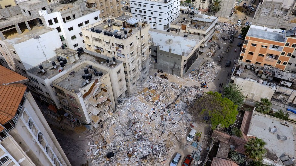 2021年5月21日，以色列襲擊地下隧道時倒塌的加沙城建築物。