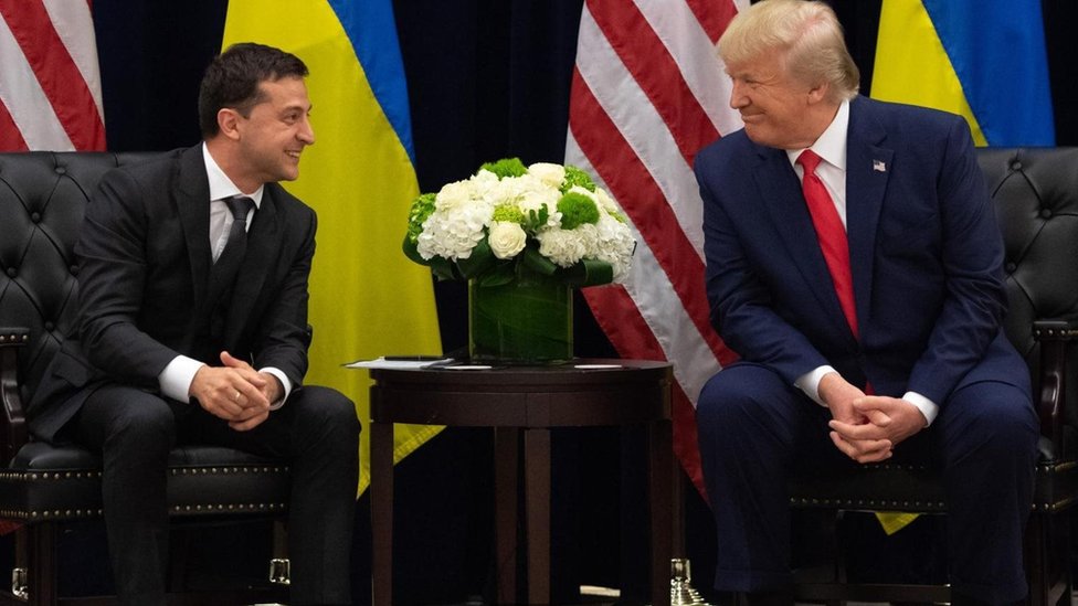 في يوليو/تموز عام 2019، أجرى الرئيس دونالد ترامب مكالمة هاتفية مع نظيره الأوكراني زيلينسكي أحيل بسببها ترامب للمساءلة