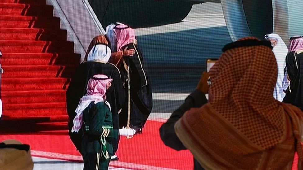 Muhammed bin Salman ve El Sani'nin sarılması, zirveyi izleyen gazetecilerin olduğu salondaki ekrana yansıd