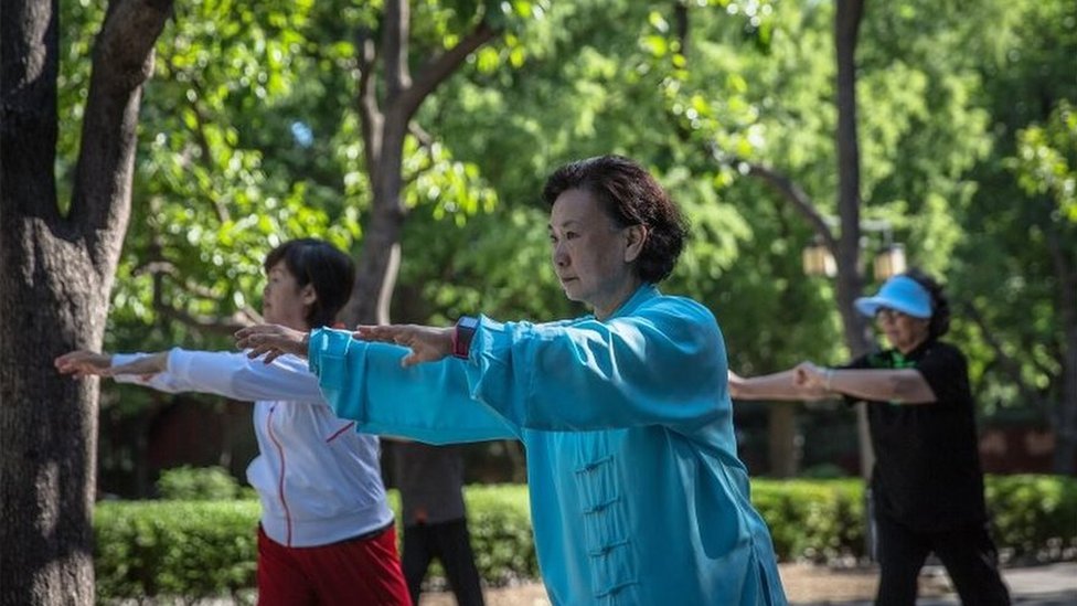 El taichí es una forma de arte marcial que tiene, por sus movimientos lentos y fluidos, muchos beneficios a la salud. Mujeres practicando el taichí en parques en China.