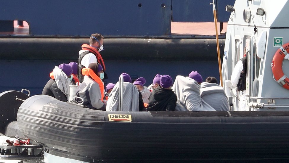 Людей, считающихся мигрантами, доставляют в Дувр на борту пограничного катера