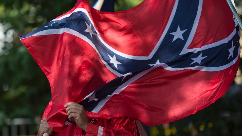 La reciente marcha de supremacistas blancos en Charlottesville, Virginia, reabrió la discusión sobre los símbolos del pasado esclavista de Estados Unidos. Manifestante con la bandera confederada en Charlottesville, Virginia, el 12 de agosto de 2017