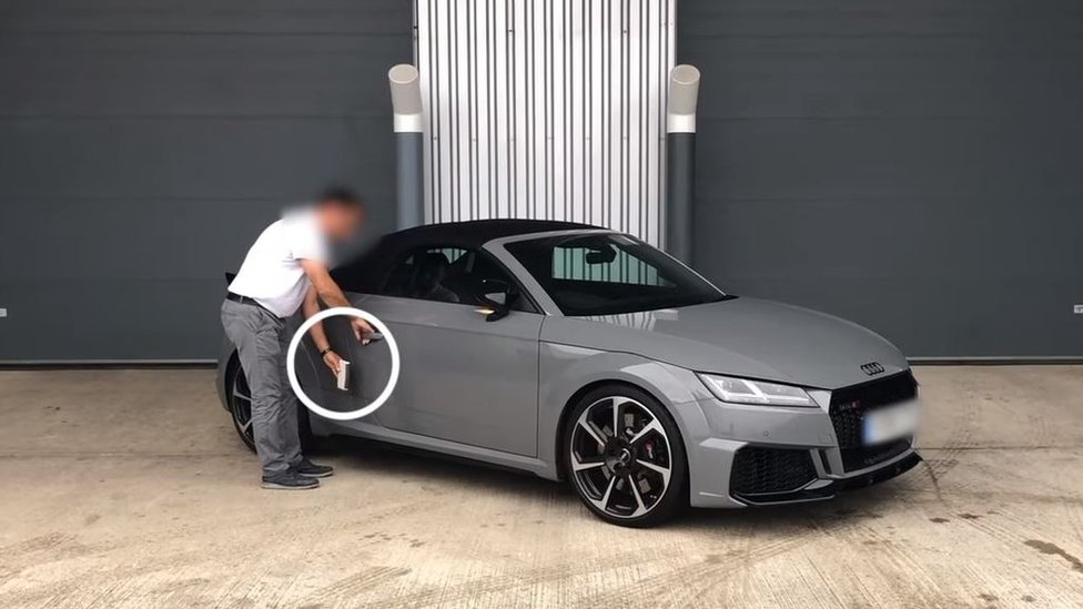 What Car? testinde Audi TT RS'in kapısının açılma anı