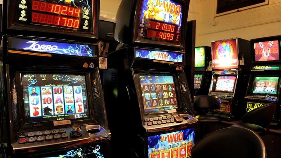 Australia gambling: Landmark slot-machine case begins - BBC News