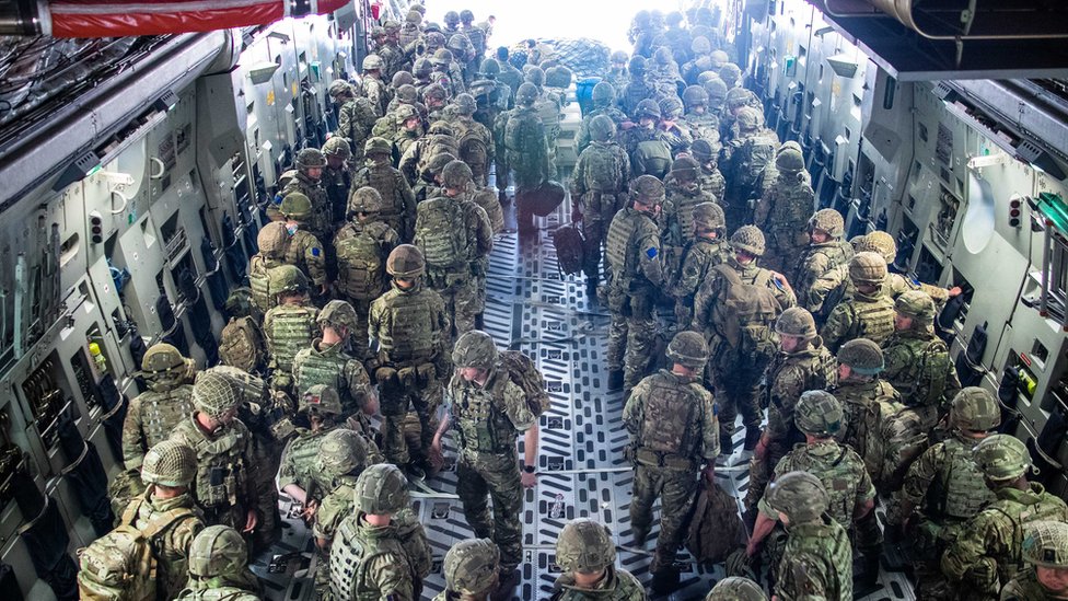 Afganistan'dan tahliyelere yardımcı olmak için giden İngiliz askerleri 15 Ağustos 2021