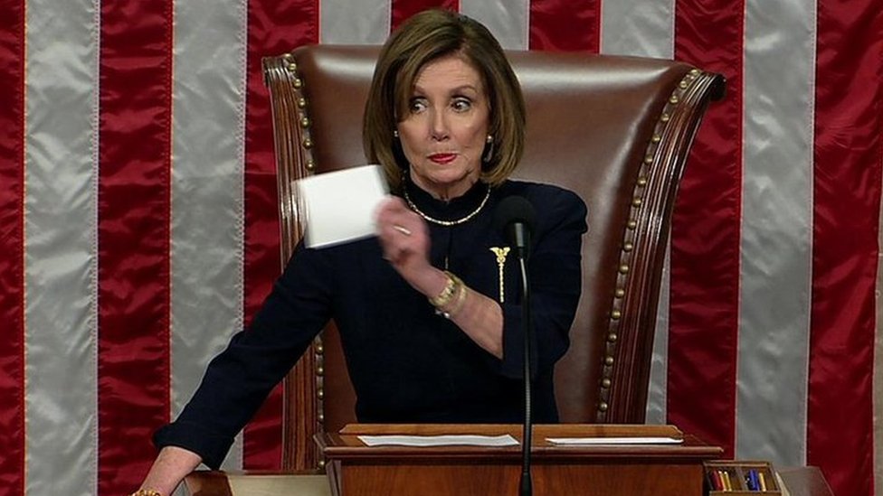 Nancy Pelosi anuncia el resultado de la votación del impeachment.