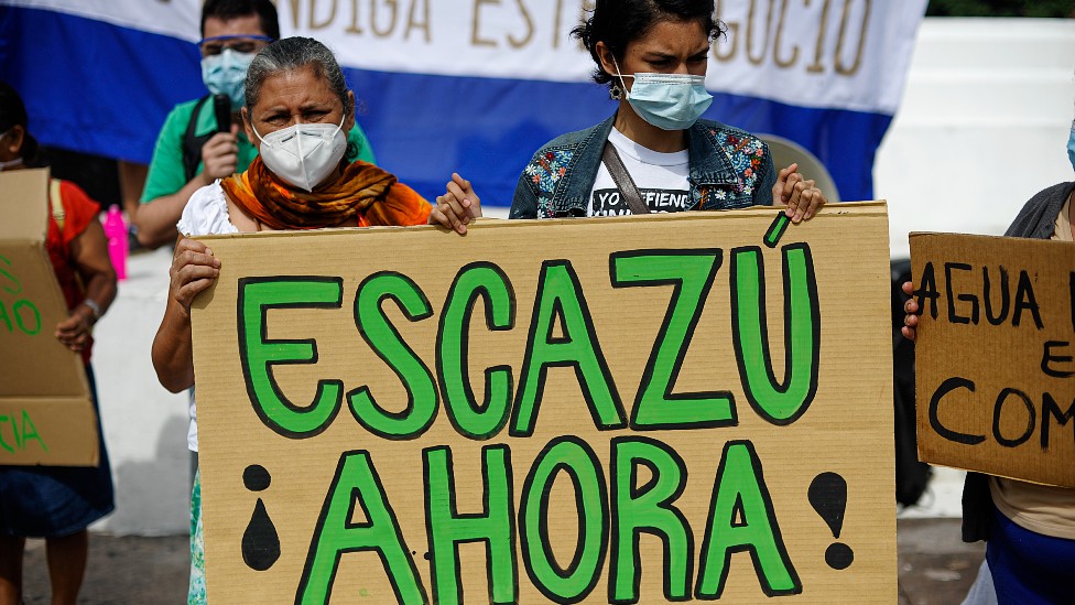 Dos mujeres en El Salvador con una pancarta que dice "Escazú ahora"