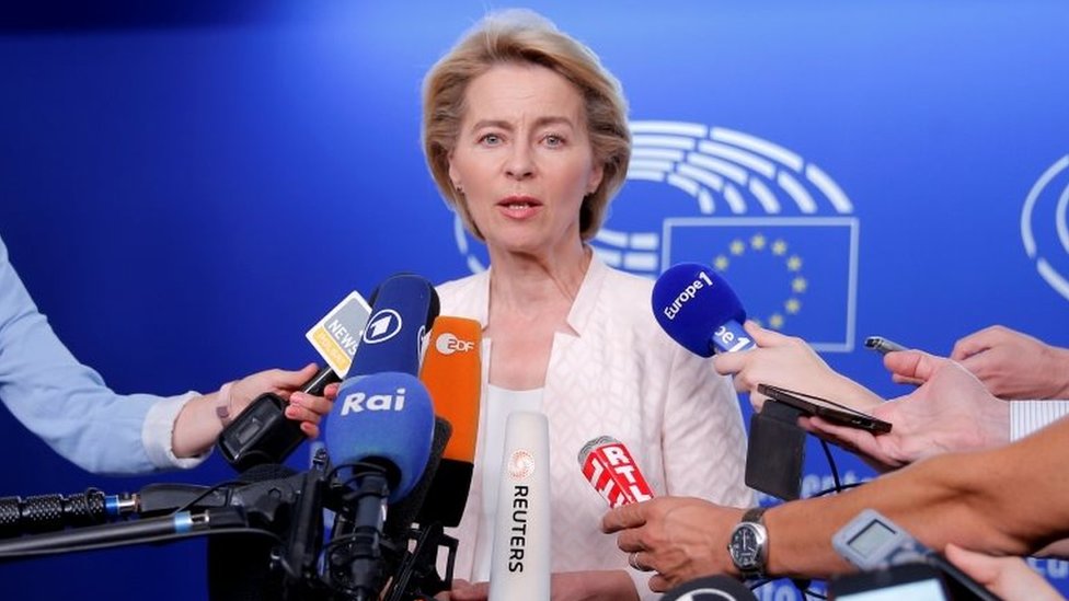 Министр обороны Германии Урсула фон дер Лайен, которая была назначена президентом Европейской комиссии, принимает участие в пресс-конференции во время визита в Европейский парламент в Страсбурге, Франция, 3 июля 2019 года.