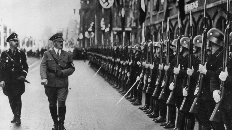 Himmler y Hitler en una foto de archivo