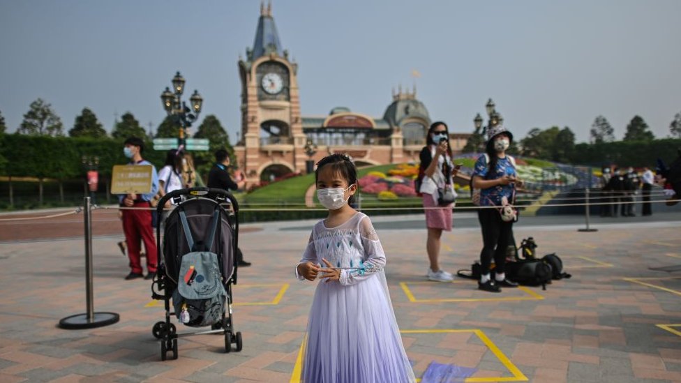 Una niña con una máscara en el parque en Shanghái, 11 de mayo, 2020
