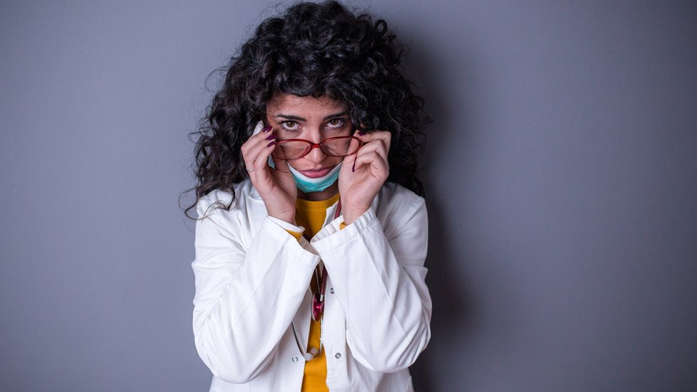 Doctora joven con cara de desconfiada.