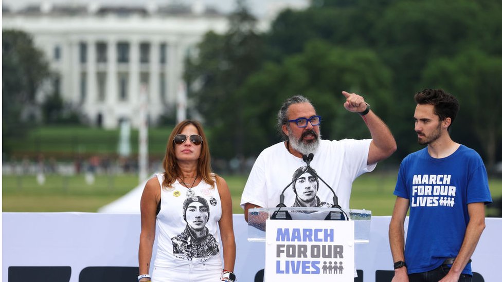 Manuel Oliver (centro) fue uno de los activistas que participaron en la multitudinaria manifestación por el control de armas este sábado en Washington D.C. A su lado, su esposa Patricia Padauy (izq.) y el sobreviviente del tiroteo de Parkland, David Hogg.