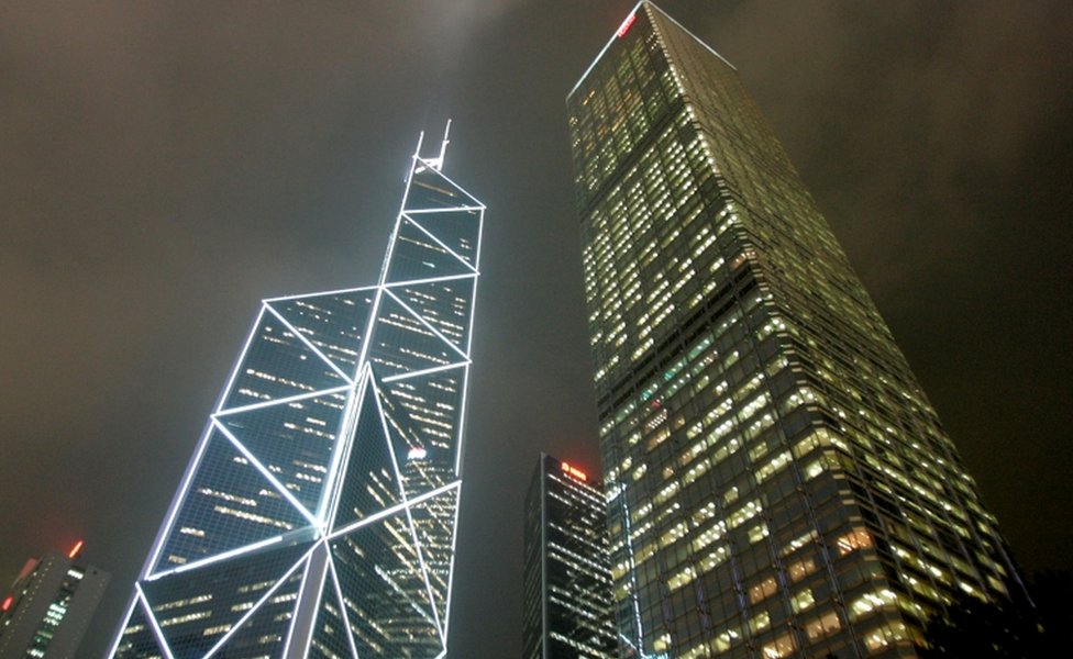 Башня Банка Китая И. М. Пея (слева) в Гонконге