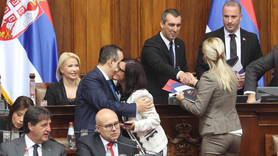 Nova Vlada Srbije: Energetika, inflacija, EU integracije, ni reč o Rusiji - koje su glavne poruke premijerke Ane Brnabić 4 članovi parlamenta i nove vlade