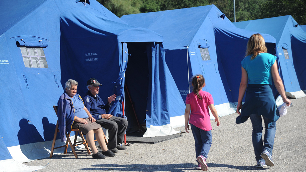 Палатки во временном лагере в Пескара-дель-Тронто, 25 августа 16