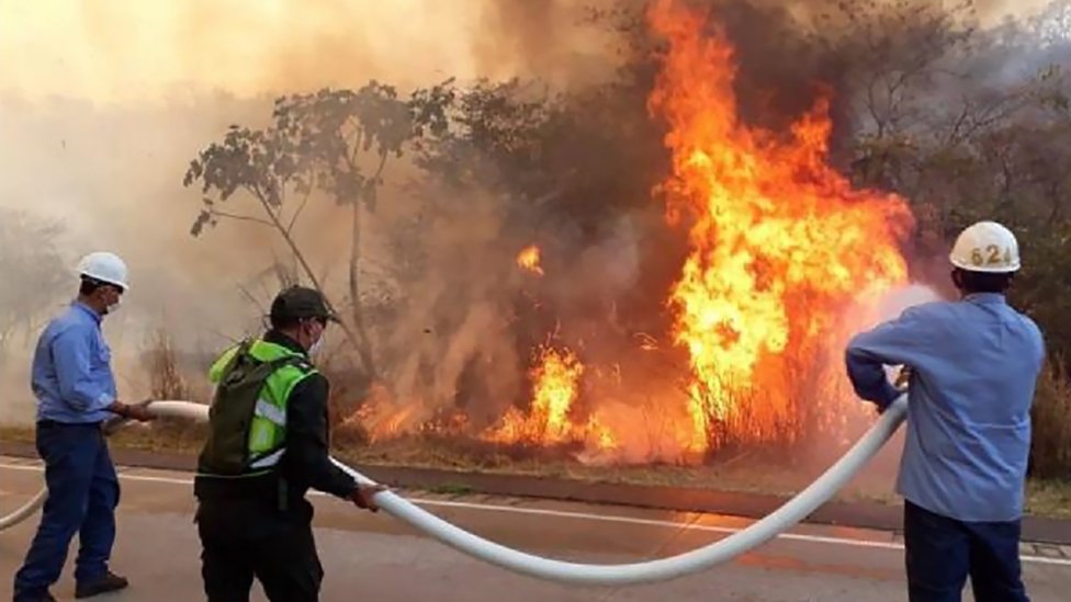 Bomberos luchando contra el fuego en Santa Cruz, Bolivia. Bomberos luchando contra el fuego en Santa Cruz, Bolivia.