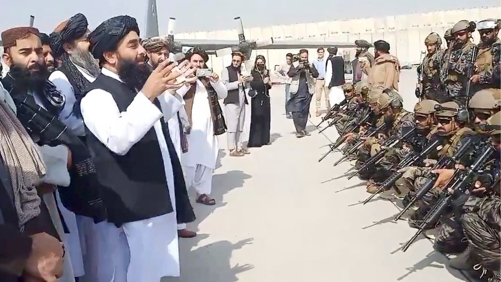 Zabihullah Mücahit havalimanında savaşçılarına seslenirken