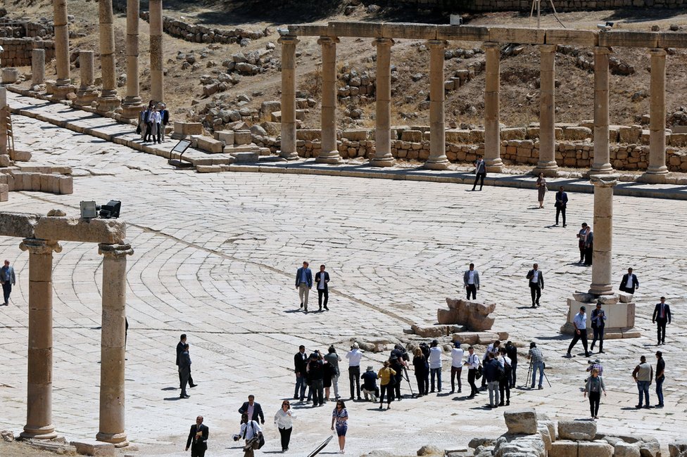 الأمير وليام وولي العهد الأردني يسيران بين آثار مدينة جرش القديمة