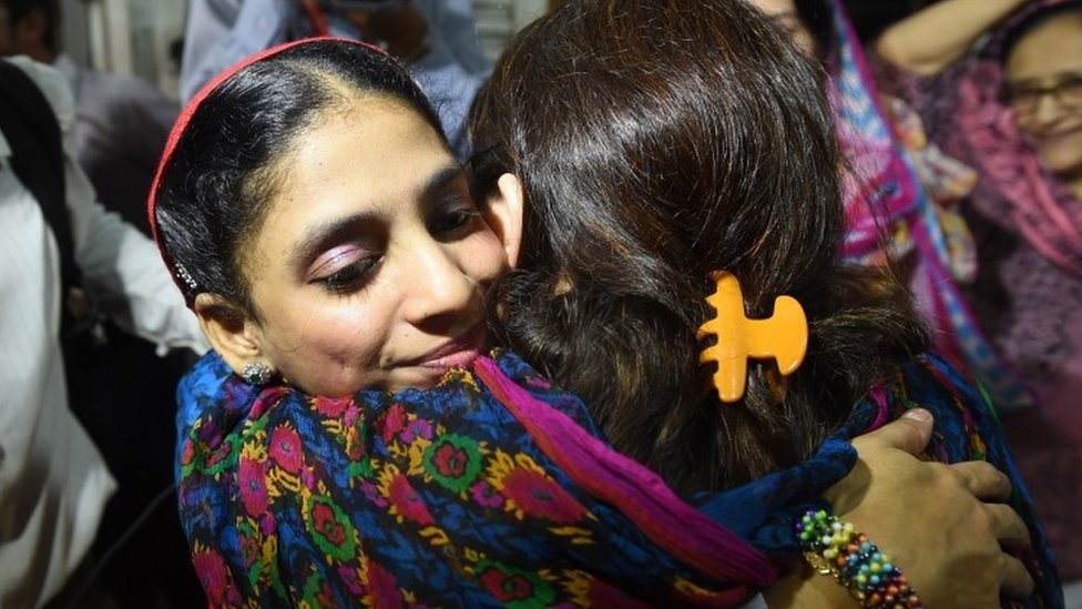 Глухонемая индийская женщина Гита встречается с друзьями перед отъездом в аэропорт из фонда EDHI в Карачи 26 октября 2015 года.