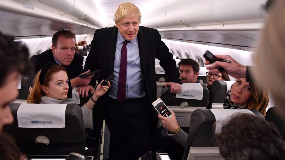 Борис Джонсон разговаривает с журналистами в самолете