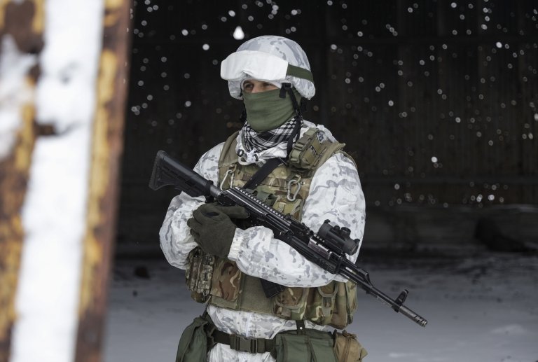 Oficial ucraniano protege una aldea cerca a Donetsk