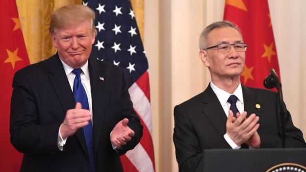 2020年1月15日，特朗普與劉鶴見證第一階段協議簽署。當時新冠肺炎還未成為兩國的矛盾焦點。