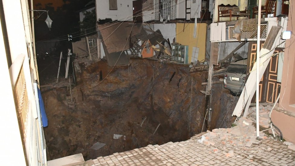 Dos viviendas colapsaron y cientos de personas fueron evacuadas.