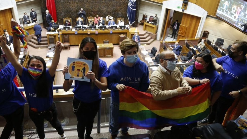 Grupo celebra aprobación del matrimonio igualitario en el Congreso de Chile