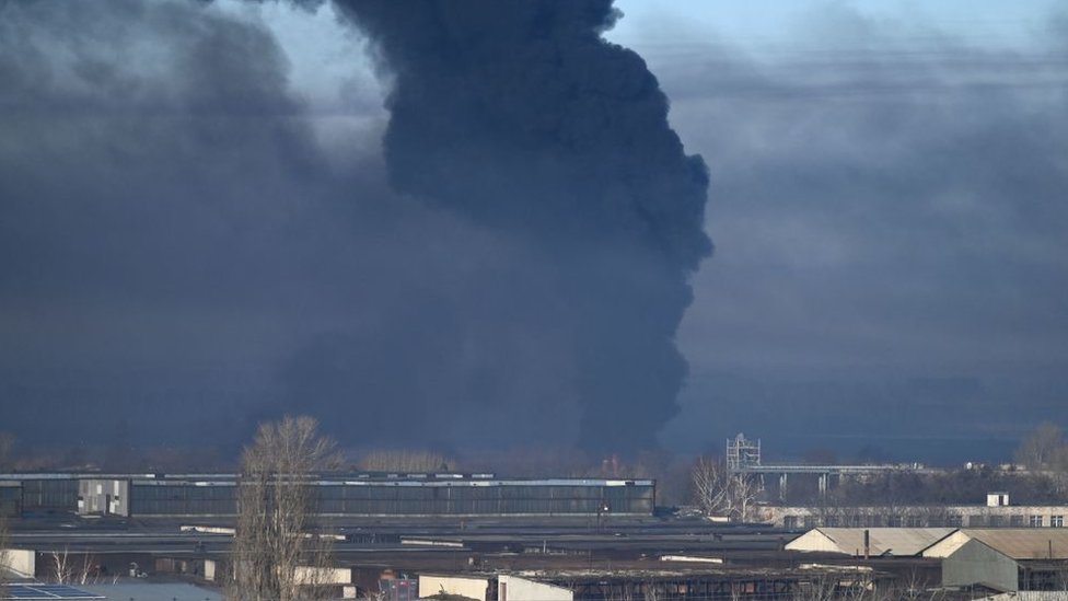 Humo negro se eleva desde un aeropuerto militar en Chugúyev cerca de Járkov el 24 de febrero de 2022.