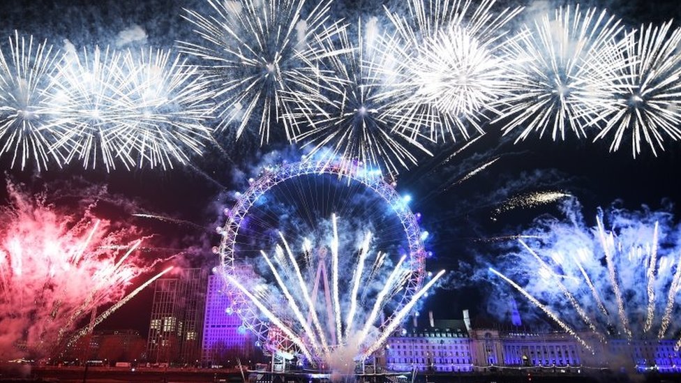Фейерверк взрывается вокруг Лондонского Глаза во время празднования Нового 2020 года