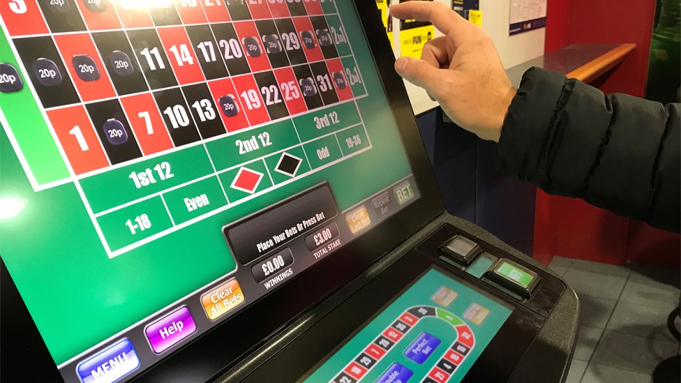 Файловое изображение человека, играющего в азартные игры на терминале для ставок с фиксированным коэффициентом в букмекерской конторе в Манчестере, октябрь 2017 г.