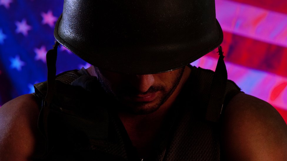 La guerra, un arte macabro. soldado y bandera de EE.UU.