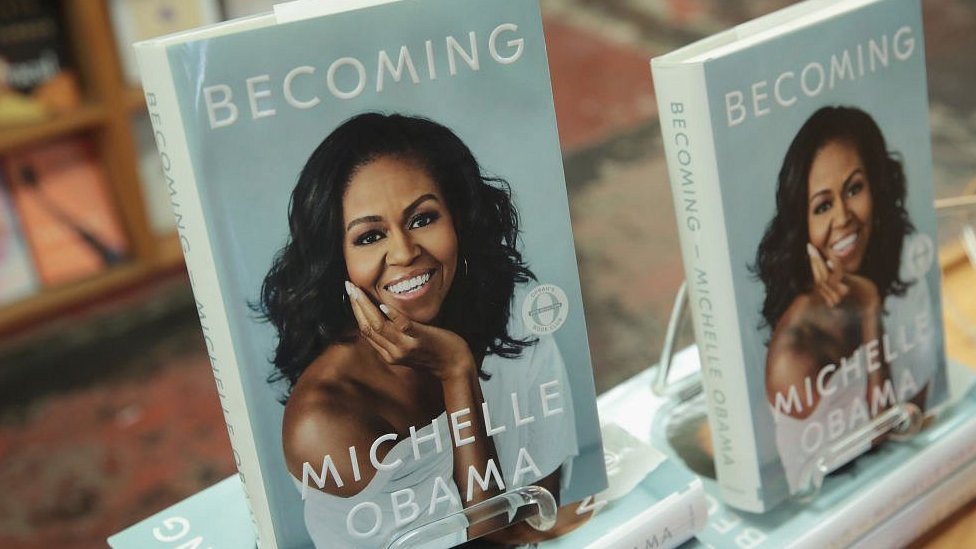 Ejemplares del libro de Michelle Obama
