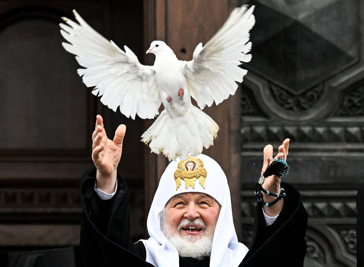 El patriarca ortodoxo ruso Cirilo libera una paloma blanca despues de una misa conmemorativa de la Fiesta de la Anunciacin en Mosc el pasado 7 de abril.