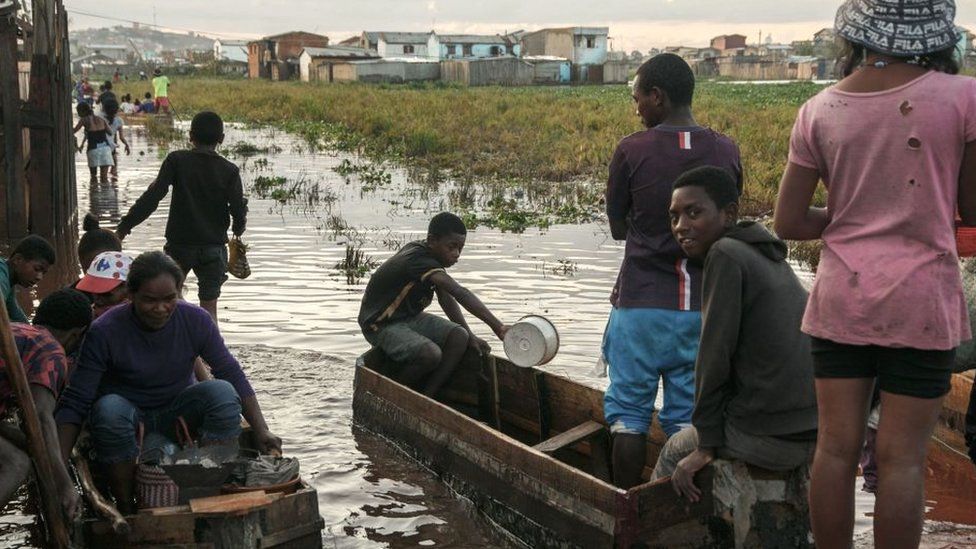 أشخاص يستخدمون القوارب للوصول إلى منازلهم في عاصمة مدغشقر.