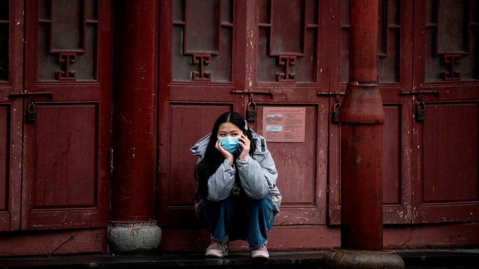 Mujer usa máscara protectora en Shanghái.