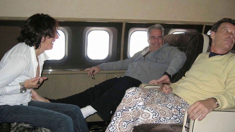 Grishlane Maxwel, Jeffrey Epstein e Jean-Luc Brunel em um avião
