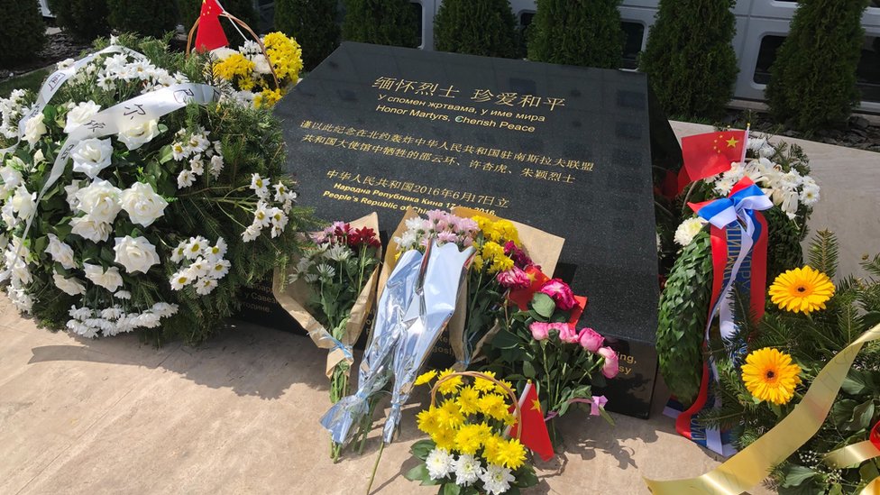 Položeno cveće ispred spomenika žrtvama