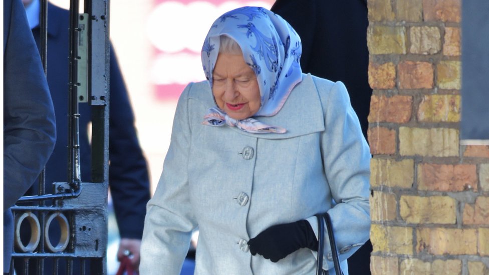 Королева прибывает на вокзал Кингс Линн