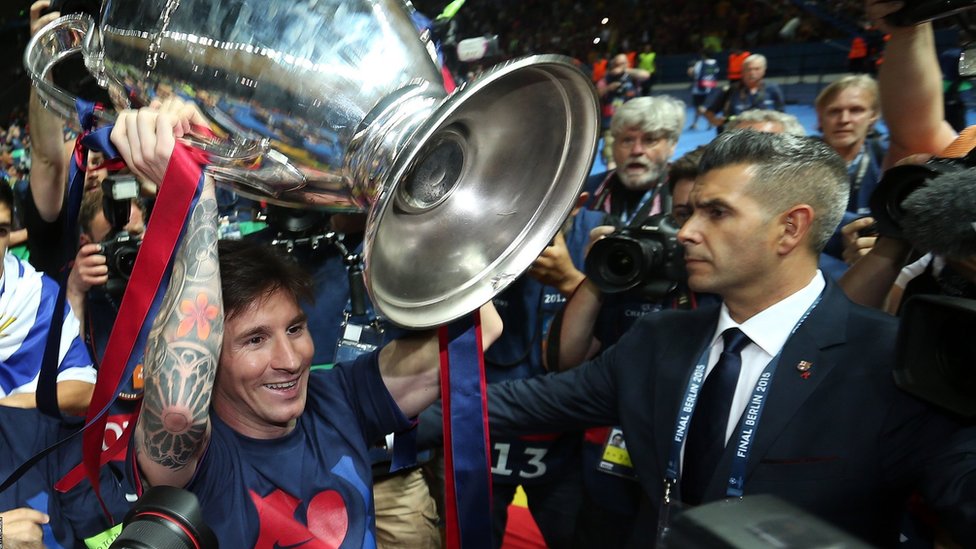 ليونيل ميسي يرفع كأس الفوز ببطولة دوري الأبطال في 2015