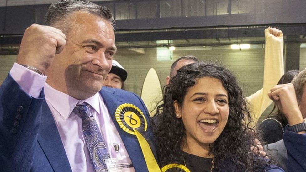 روزا صالح تحتفل بفوزها في الانتحابات