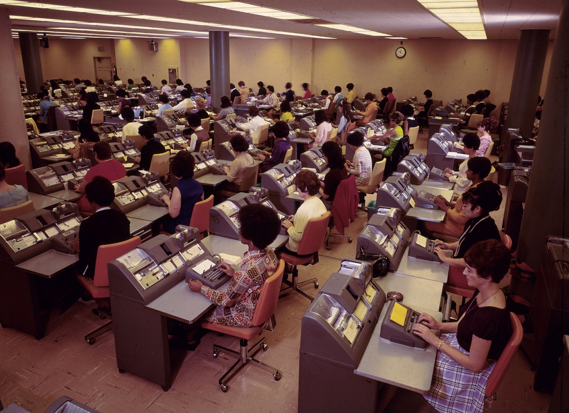 Женщины за работой в бухгалтерии Банка Америки, Лос-Анджелес, около 1970 года