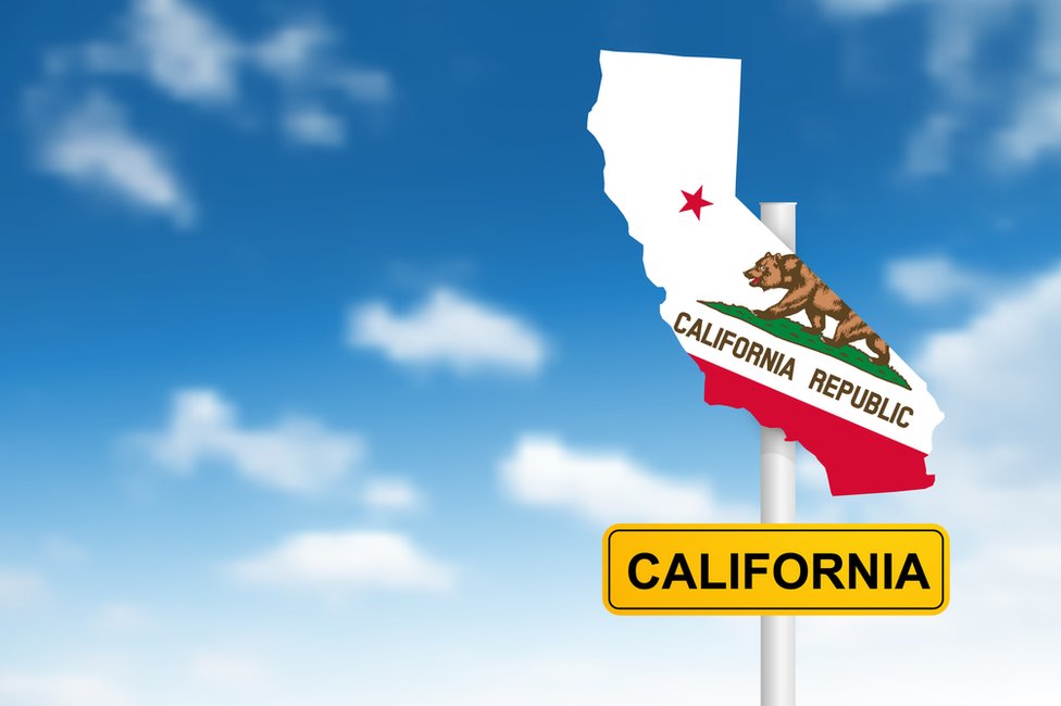 Cartel que dice California, la forma del estado y una imagen de la bandera.