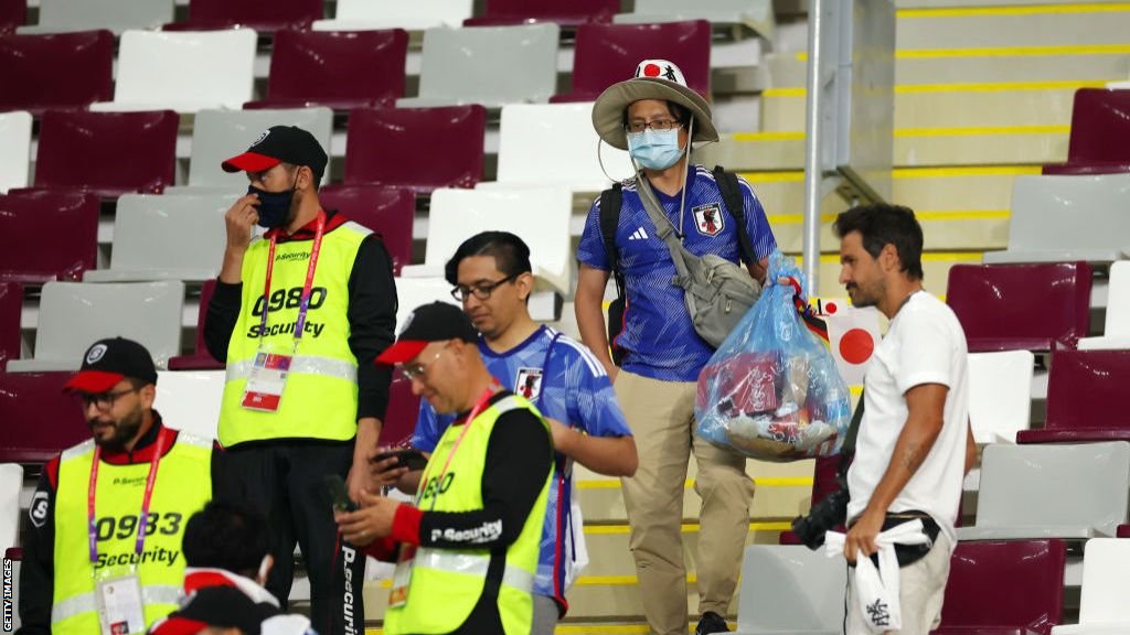 Pendukung timnas Jepang bersih-bersih di stadion