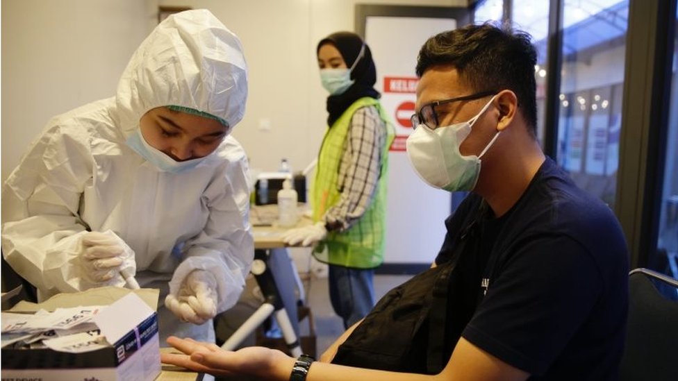 Una prueba de coronavirus en Indonesia